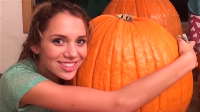 אישה Gets Head Stuck In Pumpkin