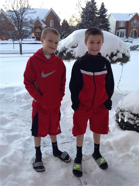 Osmogodišnji twins Cameron, left, and Colin Corcoran show off their winter look in snowy Buffalo.