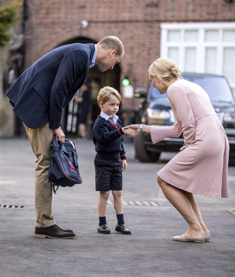ब्रिटेन's Prince George accompanied by Britain's Prince William (L), Duke of Cambridge arrives for his first day of school.