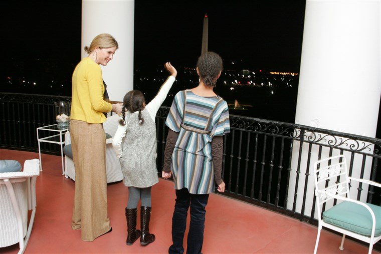 ברברה and Jenna Bush give Malia and Sasha Obama a White House tour in 2008
