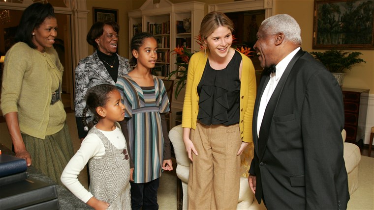 ג'נה Bush Hager and Barbara Bush welcome Malia and Sasha Obama to a tour of the White House