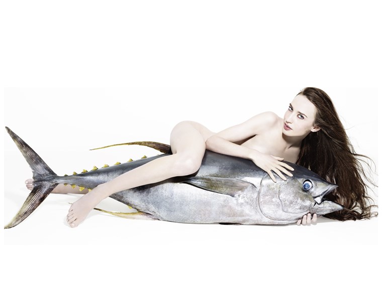 ट्राउट pout: Model Lizzy Jagger hugs one big tuna.