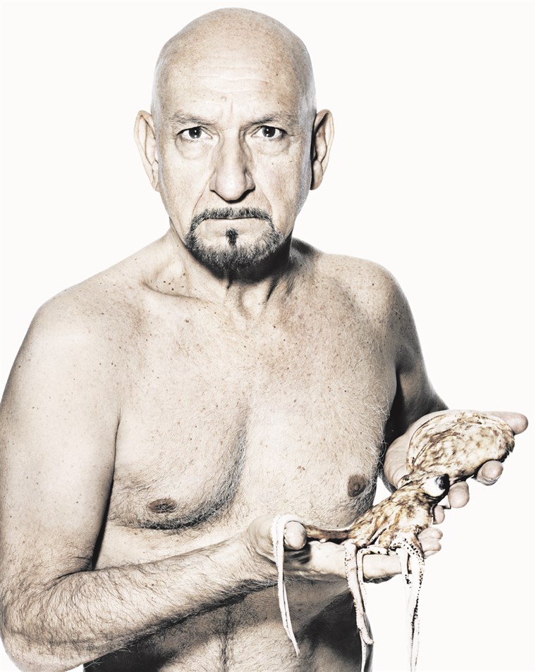अभिनेता Sir Ben Kingsley poses with an octopus to raise awareness for Fishlove.