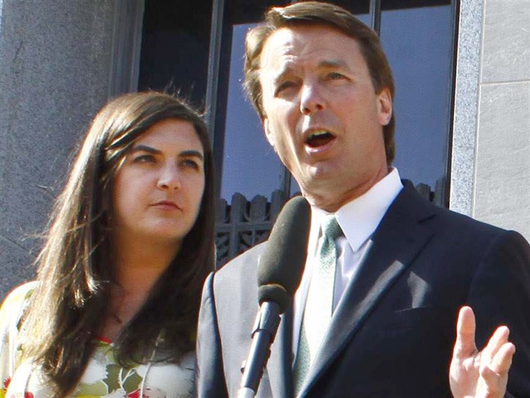 Prijašnji U.S. Senator John Edwards makes a statement after a jury verdict at the federal courthouse in Greensboro, N.C., on May 31, 2012. His daughter Cate Edwards stands beside him.