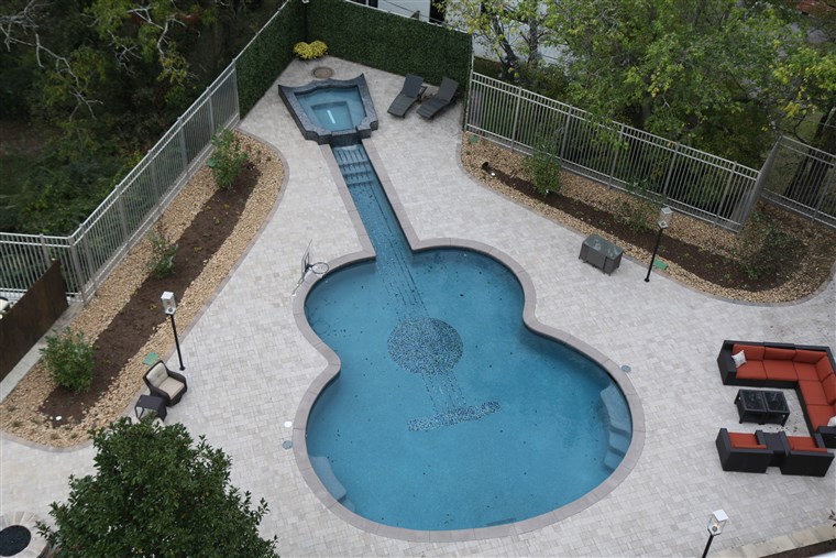 ג'ון Rich's Nashville home has a guitar-shaped pool