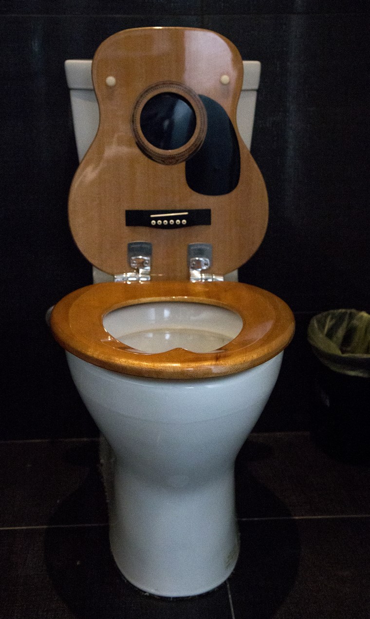 ג'ון Rich's Nashville home includes guitar-shaped toilet lids