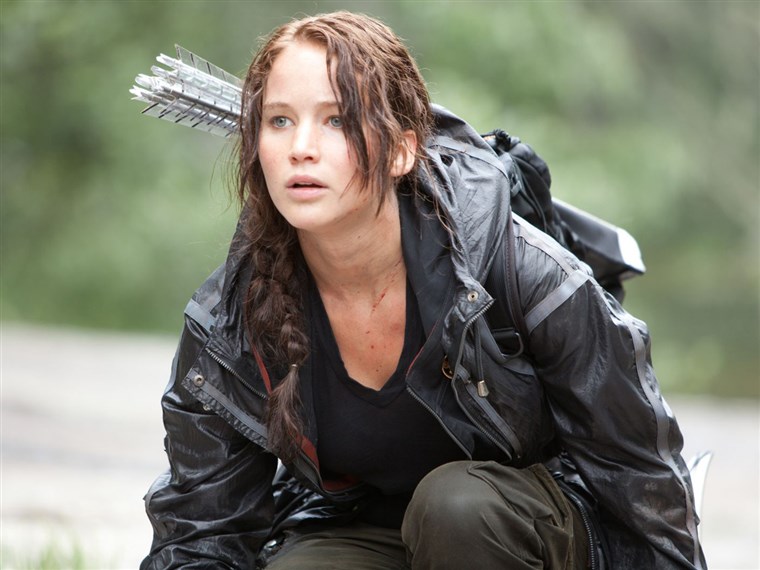 ג 'ניפר Lawrence stars as 'Katniss Everdeen' in THE HUNGER GAMES.