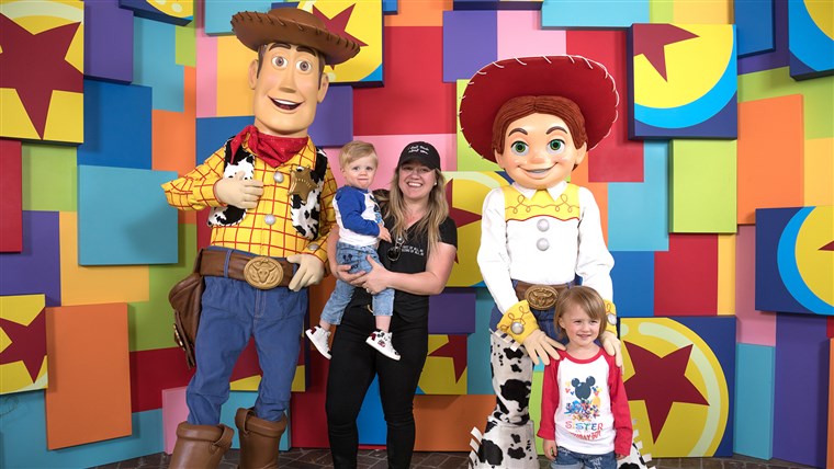 קלי Clarkson & Kids Meet Pixar Pals At First-Ever 