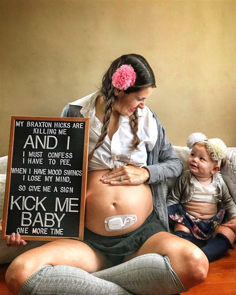 שרלוט Chatman is expecting her fourth child in September, and has gotten creative with taking photos to document the pregnancy.