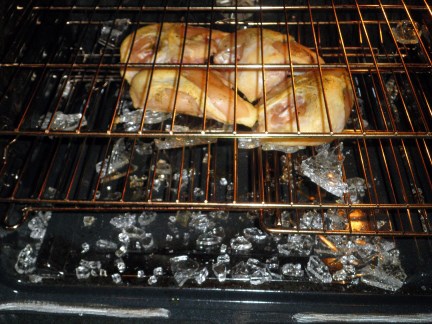 לורה Lowe, 47, of Evans, Ga., said her chicken dinner was ruined last December when the glass baking pan she was using shattered suddenly inside her oven.