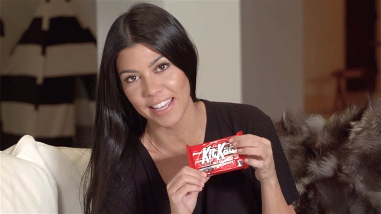 קורטני Kardashian: Eating a Kit Kat, in 6 easy steps