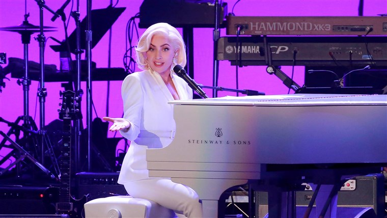 Kép: Lady Gaga performs for the five former U.S. presidents, Jimmy Carter, George H.W. Bush, Bill Clinton, George W. Bush, and Barack Obama during a concert at Texas A&M University benefiting hurricane relief efforts in College Station