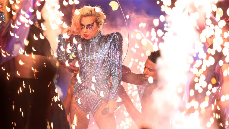 גברת Gaga performs during the Pepsi Zero Sugar Super Bowl 51 Halftime Show