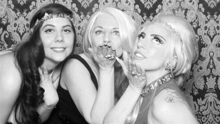 גברת Gaga (right), her mother Cynthia Germanotta (center) and her sister Natali