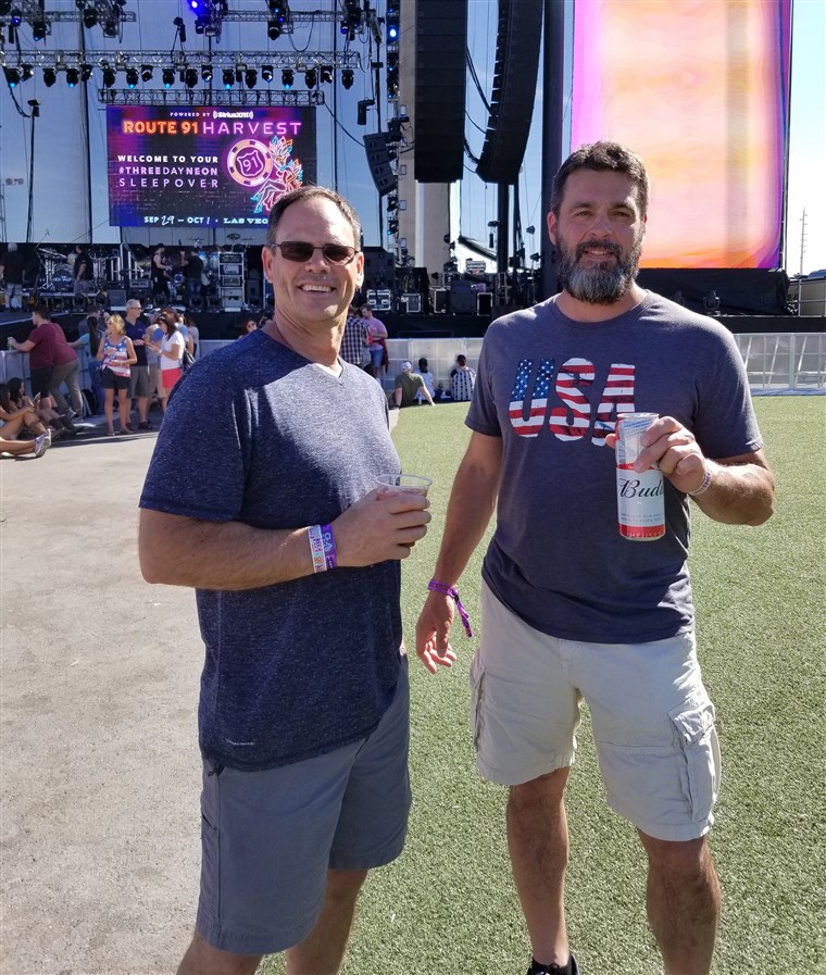 Mikrofon Cronk, right, and Rob McIntosh at the Harvest 91 Festival in Las Vegas in October, where a gunman killed 58 people. McIntosh was among the more than 500 people injured. 
