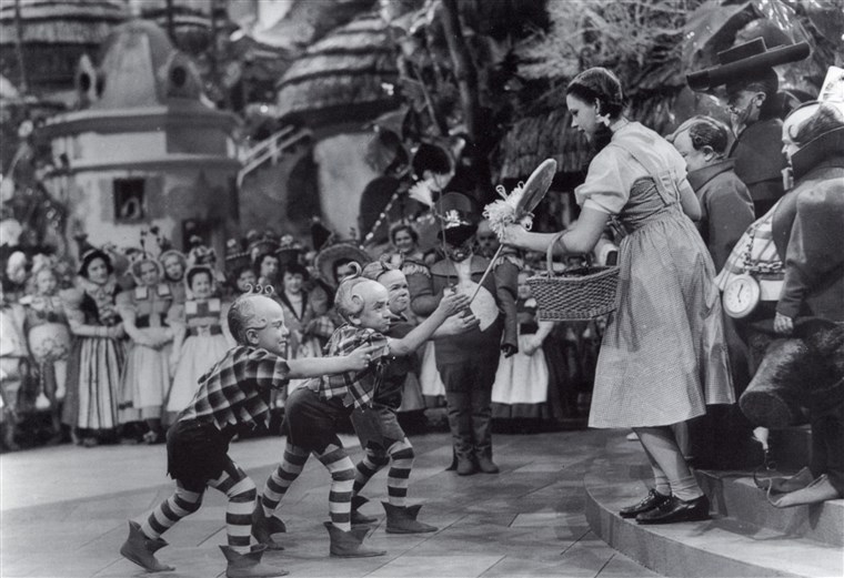 जैरी Maren presents Judy Garland with a lollipop in the film 'The Wizard of Oz.'