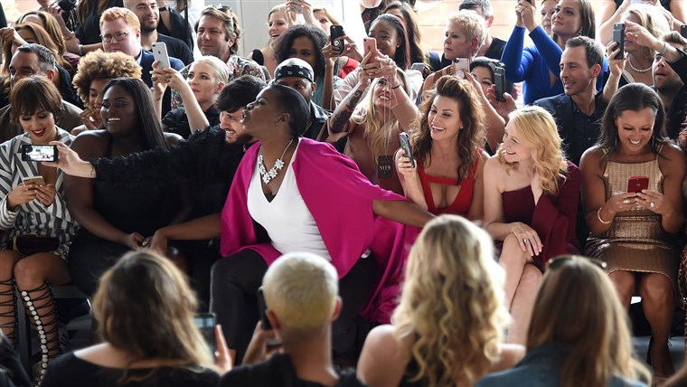 Kép: Christian Siriano - Front Row - September 2023 - New York Fashion Week: The Shows