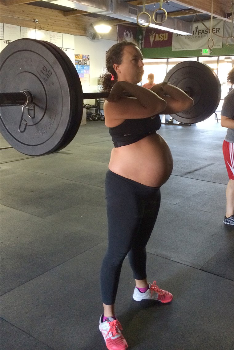 मेघन Leatherman does front squats at 37 weeks pregnant.