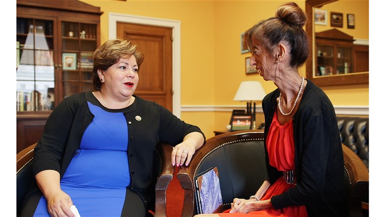אשת הקונגרס Linda Sanchez and Lizzie Velasquez meet on Capitol Hill to discuss the first federal anti-bullying bill, the Safe Schools Improvement Act, in “A Brave Heart: The Lizzie Velasquez Story.”