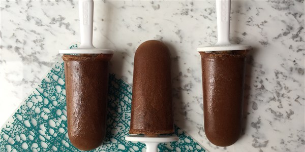 कॉफ़ी Popsicles with Chocolate, Peanut Butter and Banana