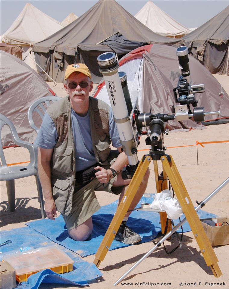 פרד Espenak with telescopes before the total solar eclipse of 2006 in Jalu, Libya.