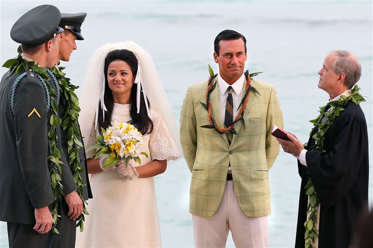 ג'ון Hamm, second from right, films a wedding scene.