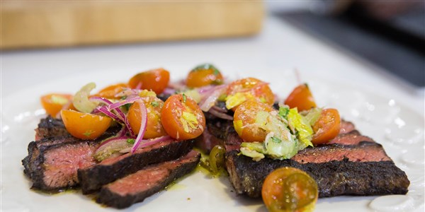 londoni rendőr Flay's Grilled Skirt Steak with Tomato Salsa