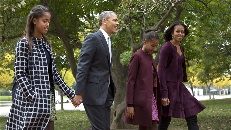 predsjednik Barack Obama, second from left, with first lady Michelle Obama, right, and their daughters Malia, left, and Sasha, walk on Lafayette Park ac...