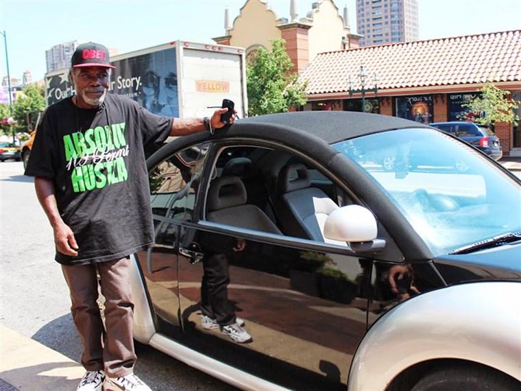 בילי Ray Harris with the car he was able to buy, thanks to donations from people who heard his story.