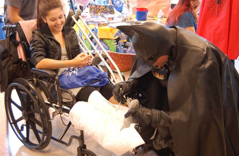 Čovjek who dressed up as Batman to visit sick kids and adapted his black Lamborghini to look like the Batmobile, died in a traffic accident.