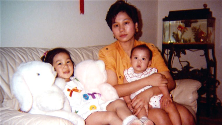 פריסילה Chan as a child with her mom and younger sister.