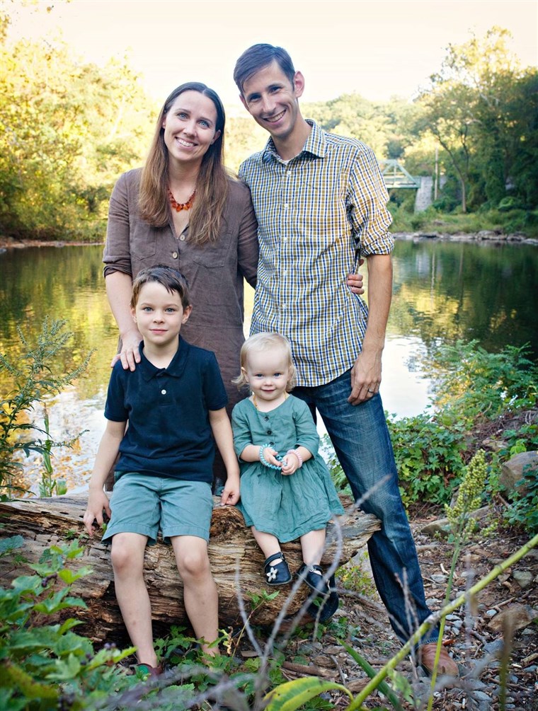 כריס Theibault, Jenna Dean, and their children, Oliver, 7, and Wynnie, almost 2.