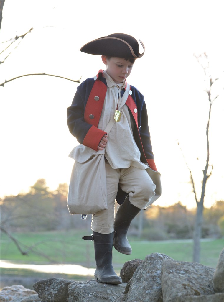אוליבר Theibault-Dean loves the American Revolution. His mom, Jenna Dean, sews period costumes for her son.