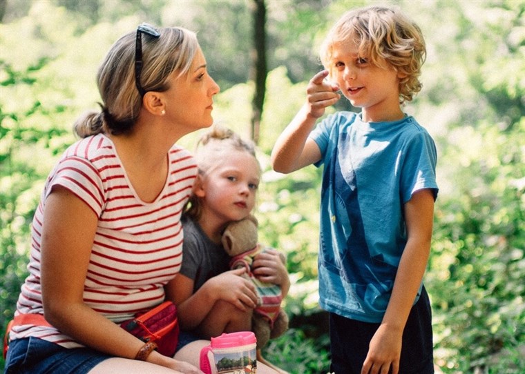मिंडी Thomas with her kids, Rhett, 9, and Birdie, 7.