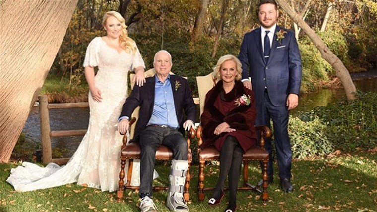 תמונה: Meghan McCain, her husband with Sen. John McCain and his wife, Cindy.