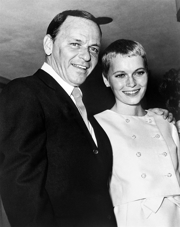Őszinte Sinatra and his then-new bride Mia Farrow in 1966.