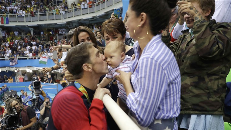 माइकल Phelps with Baby boomer, mother, fiance