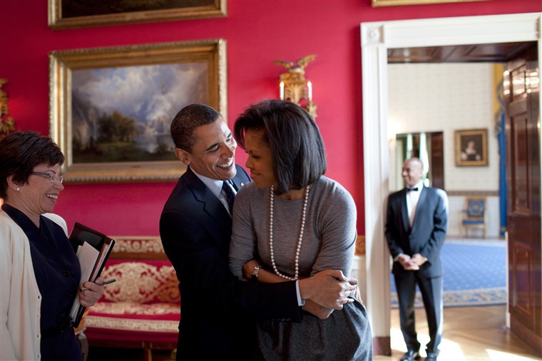बराक Obama hugs Michelle Obama