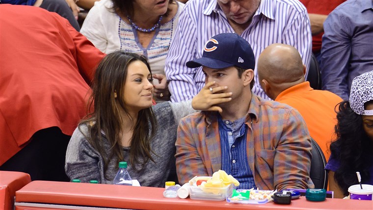 एश्टन Kutcher and Mila Kunis at Los Angeles Clippers game