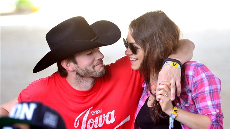 एश्टन Kutcher and Mila Kunis at 2014 Stagecoach California's Country Music Festival