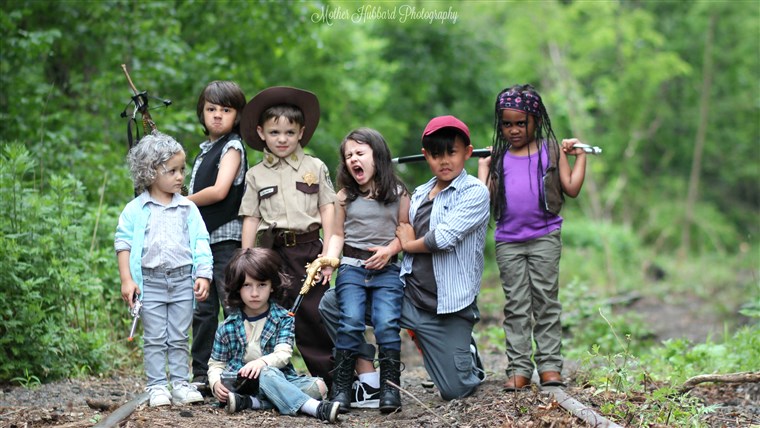Gyerekek re-enacting famous scenes from 'The Walking Dead'