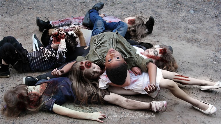 Gyerekek re-enacting famous scenes from 'The Walking Dead'