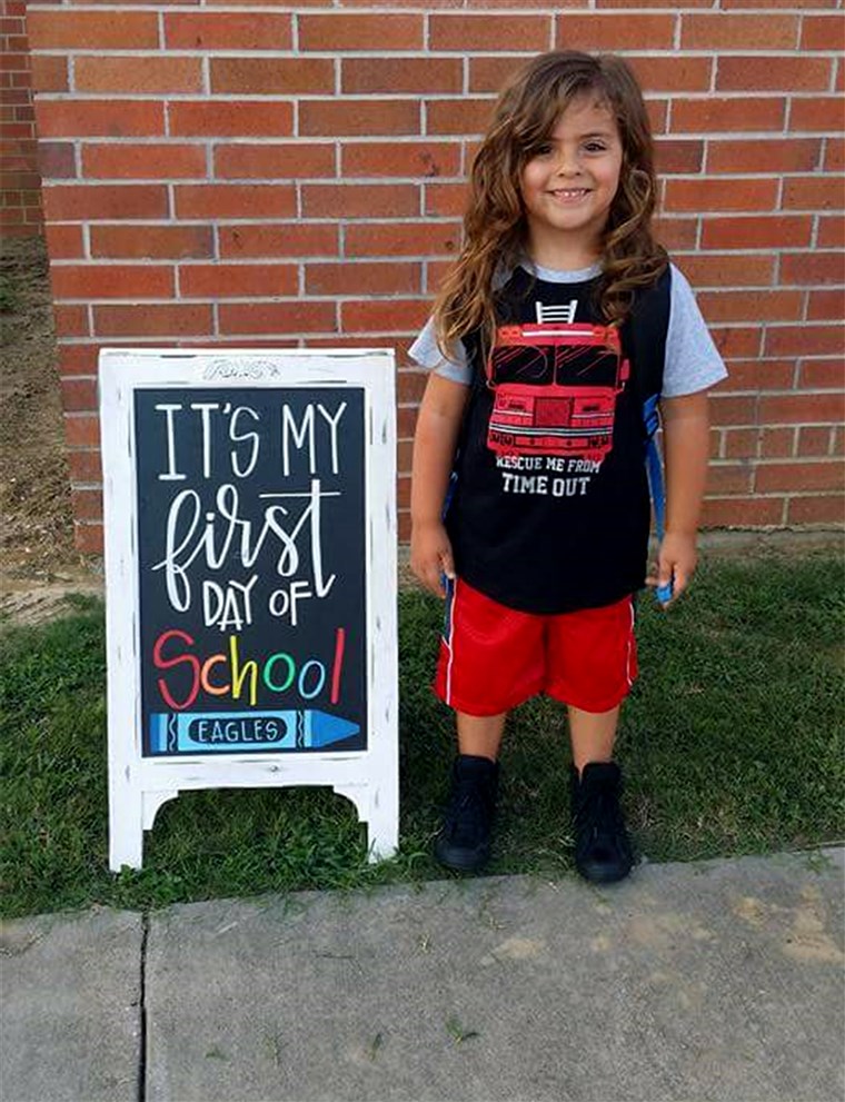 četiri year old Jabez Oates is banned from a public school in Texas because his hair is too long for the dress code for boys.