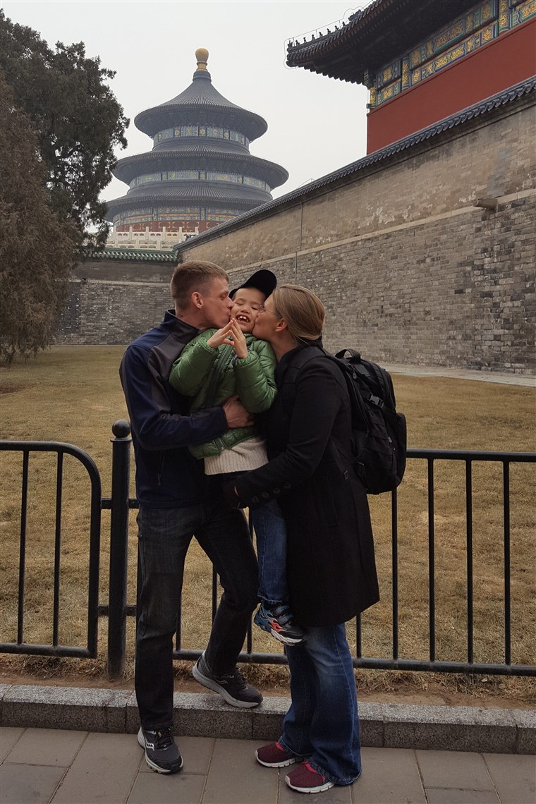 मैट and Kristi Smith with their son, Caleb, in Beijing, China.