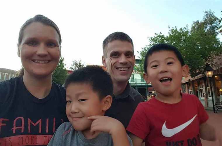 क्रिस्टी Smith with her husband, Matt, and their 5-year-old sons, Luke and Andrew.