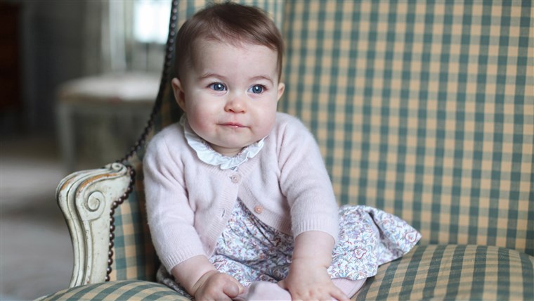 תמונה: Princess Charlotte - Official Photographs Released