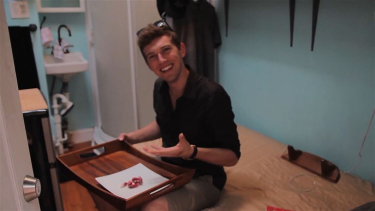 इस guy that lives in a 100 square foot NYC apartment for $1,100 a month