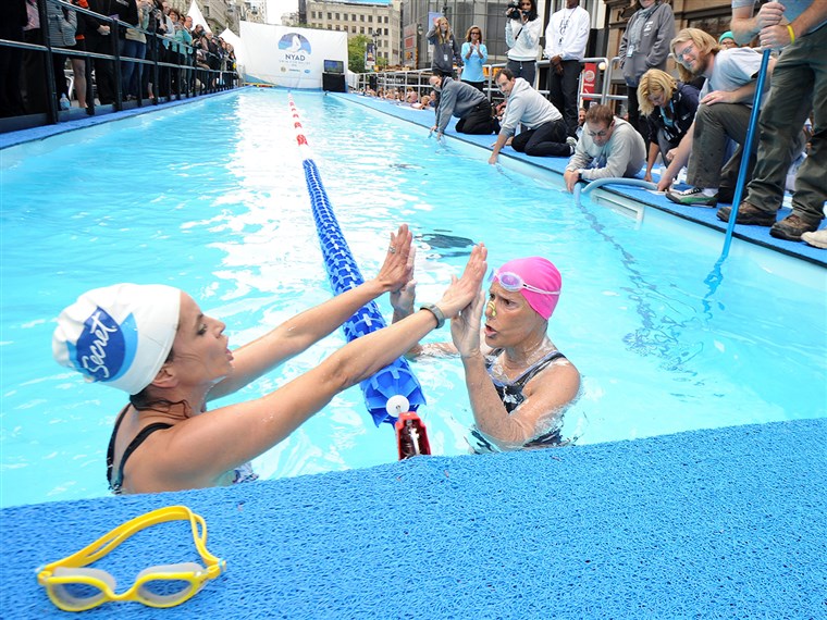 नया YORK, NY - OCTOBER 09: Natalie Morales and Diana Nyad swim during 