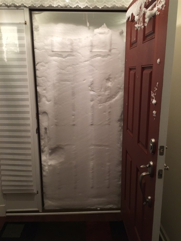 नया Jersey couple's front door covered with snow after 2016 blizzard
