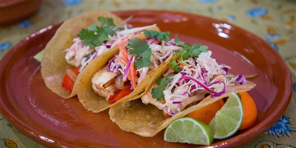 मछली Tacos with Creamy Chipotle Cabbage Slaw